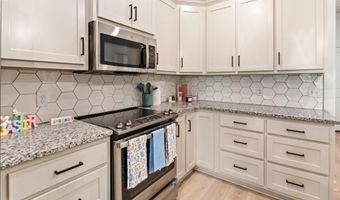 18508 Parkway Pines Dr, Bauxite, AR 72011