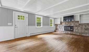 16 Ramblewood Dr, Branford, CT 06405