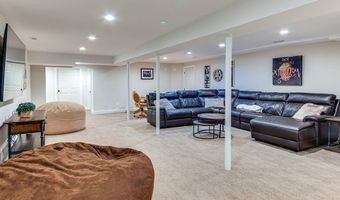 16 Woodedge Cir, Amagansett, NY 11930
