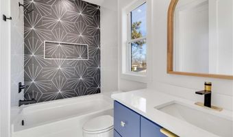810 NW 11th St, Bentonville, AR 72712