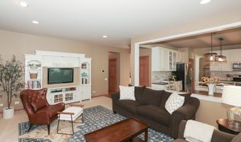 8 Hithergreen Ct, Algonquin, IL 60102