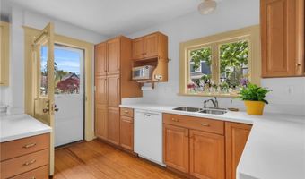 4 Van Zandt Ave, Newport, RI 02840