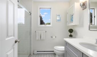 8 SCHOOL HOUSE Rd, Narragansett, RI 02882