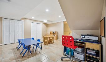 7600 CHARLESTON Dr, Bethesda, MD 20817
