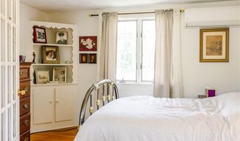 165 Sowams Rd, Barrington, RI 02806