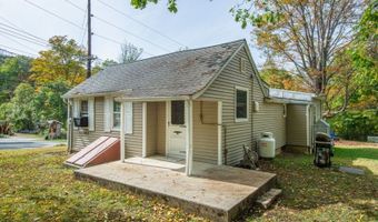 25 Lake Pochung Rd, Alloway, NJ 07461