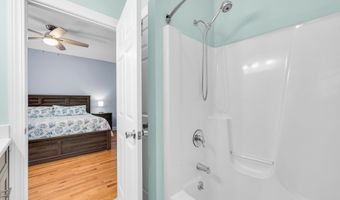 136 Pond View Cir 136, Beacon Falls, CT 06403