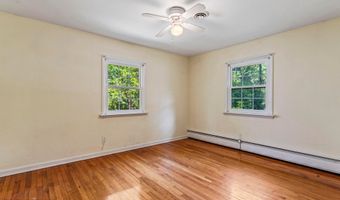8 Greenwood Pl, Middletown, NJ 07748