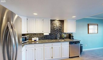 222 DEL NORTE Ln 18, Brookings, OR 97415