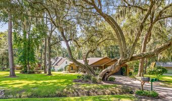 22 Chesterfield Lake Dr, Beaufort, SC 29906
