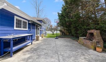 9 Valley Dr, Bristol, RI 02809