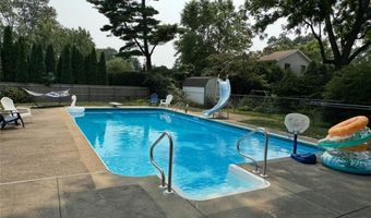 66 Foxglove Dr, Cranston, RI 02920