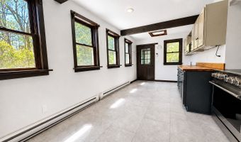 77 N High St, Clinton, CT 06413