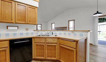 5689 D St, Springfield, OR 97478