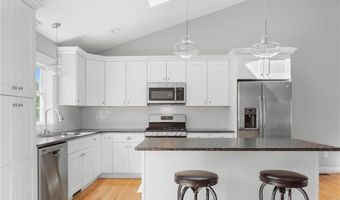 5 Thelma Ln 5, Middletown, RI 02842