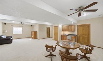 912 10th Avenue Pl, Altoona, IA 50009