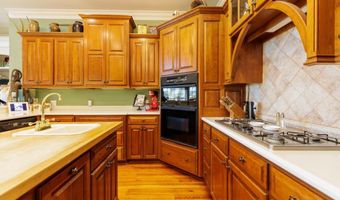 708 Town And Country Dr, Adel, GA 31620