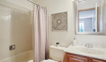 712 Woodside Trails Dr 102, Ballwin, MO 63021