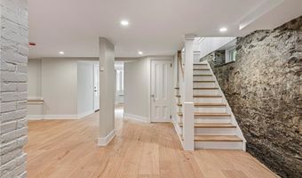 28 Mount Vernon St, Newport, RI 02840