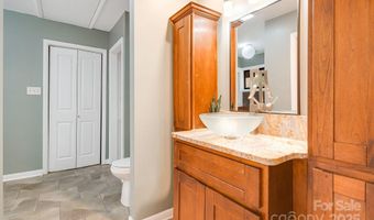 20 Nichols Hill Dr, Asheville, NC 28804