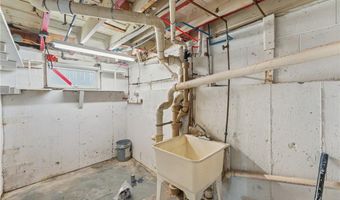 10 Woburn St, Cranston, RI 02910