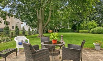 129 Bliss Mine Rd, Newport, RI 02840
