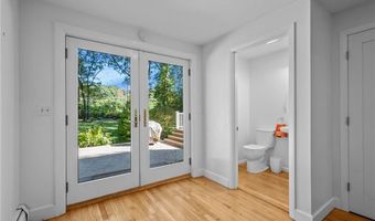 24 GREENWOOD Ln, Lincoln, RI 02865