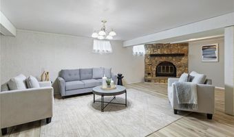 894 Napoli Dr, Ballwin, MO 63021