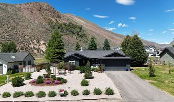 220 Parkside Dr, Bellevue, ID 83313