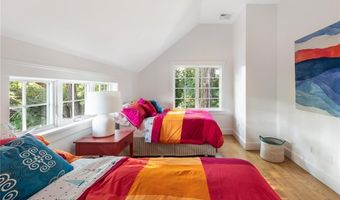 72 Summerfield Ln, Middletown, RI 02842