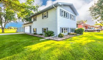 903 Willow Dr, Aberdeen, SD 57401