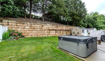 10 Pembroke Dr, Johnston, RI 02919