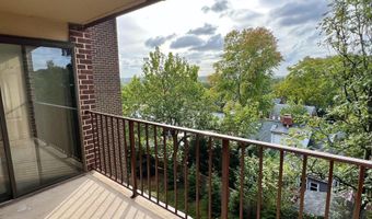 118 ROBERTS Ln 300, Alexandria, VA 22314