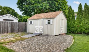 6 Harbor Pkwy, Clinton, CT 06413