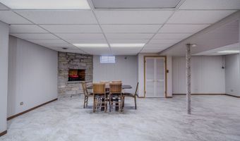 104 Lakewood Dr, Antioch, IL 60002