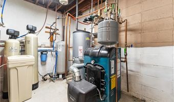 106 Lauri Dr, Charlestown, RI 02813