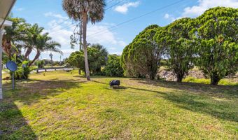 901 Laurel Cir, Barefoot Bay, FL 32976