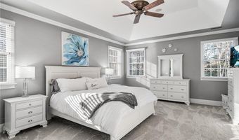30 Lenihan Ln, East Greenwich, RI 02818