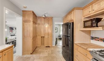 2821 Laurel Ridge Dr, Decatur, GA 30033