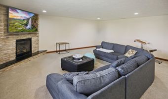 504 W Palmer Cir, Aberdeen, SD 57401