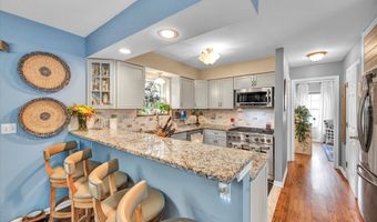 21 Lakeview Dr, Branford, CT 06405