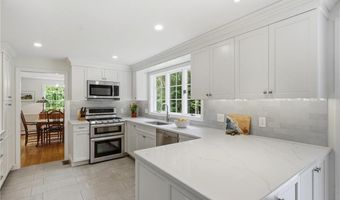 136 Holly Hills Ln, North Kingstown, RI 02874