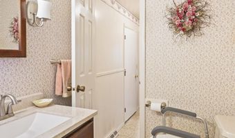 11 Westchester Dr, Albany, NY 12205