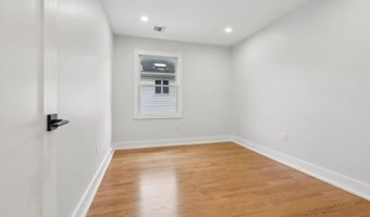 14 Redwood St, Bergenfield, NJ 07621