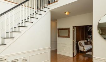 8809 SAUNDERS Ln, Bethesda, MD 20817