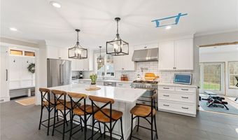 6 Knowlton Ct, Bristol, RI 02809