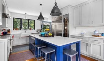 41 Hunter Ave, Newport, RI 02840