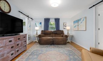 1 Gladridge Dr, East Greenwich, RI 02818