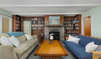 39 Highland Ave, Narragansett, RI 02882
