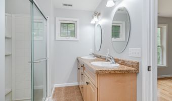 2 Oak Meadows Dr 102, Brookfield, CT 06804